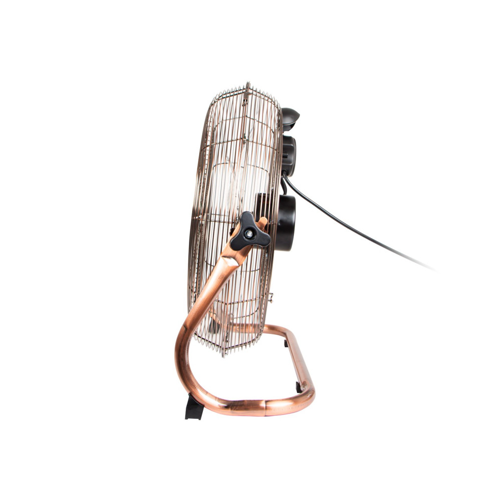 Un ventilatore color rame con griglia metallica su sfondo bianco.