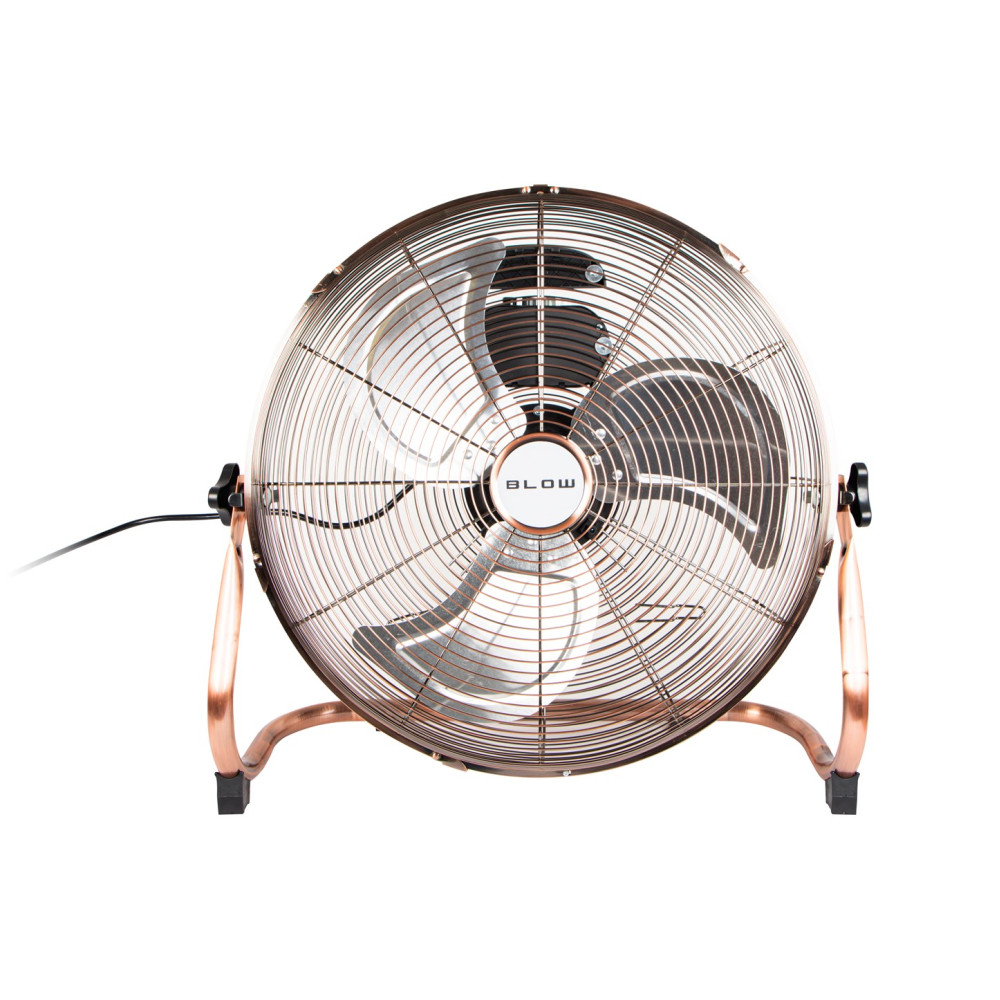 Un ventilatore da terra color rame a tre pale su supporto metallico.