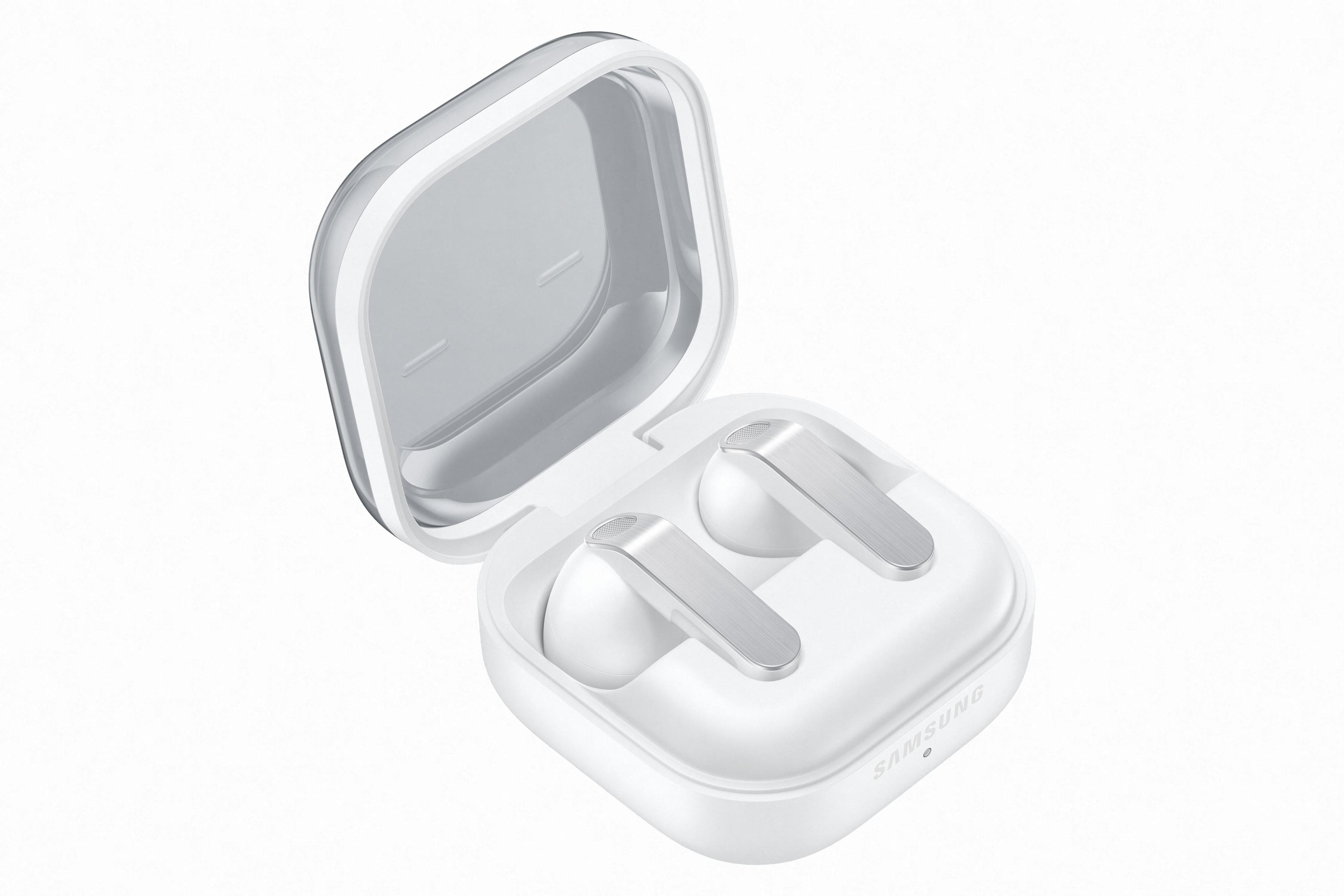 Auriculares Samsung blancos con detalles plateados en un estuche de carga abierto.