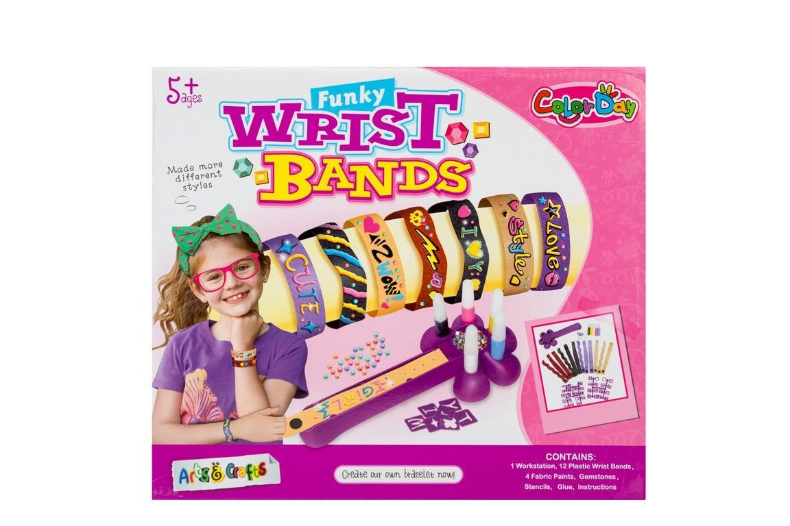 Dziewczynka w okularach tworzy bransoletki z zestawem Funky Wrist Bands.