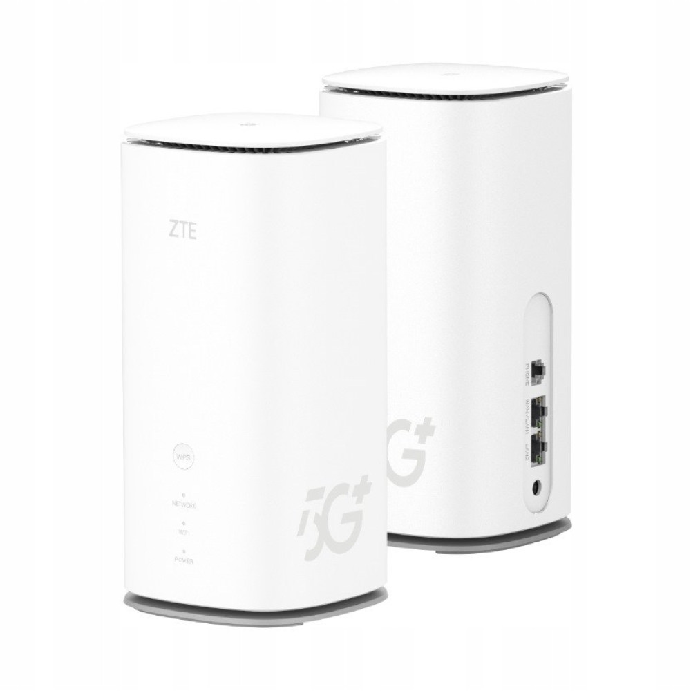 Due router ZTE 5G bianchi sono uno accanto all'altro su sfondo bianco.