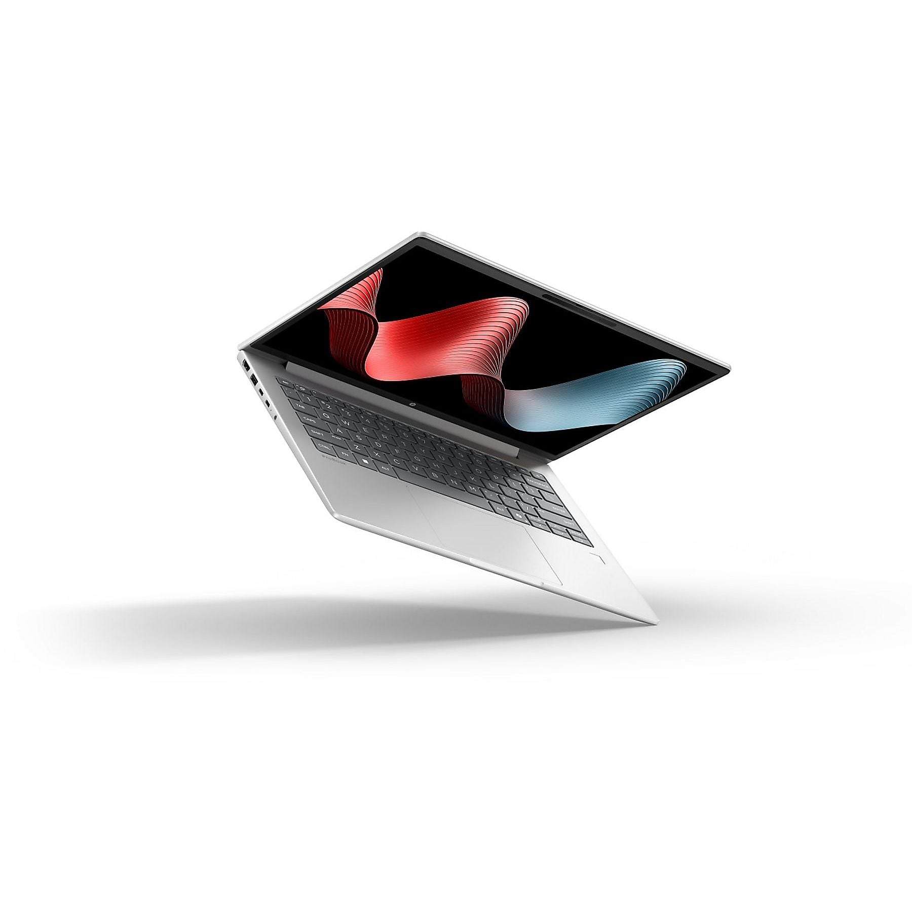 Un laptop argentato ed elegante con lo schermo aperto, che mostra nastri rossi e blu astratti.