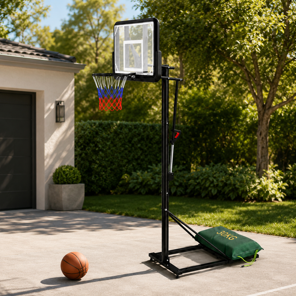 Una canasta de baloncesto con un balón y un peso de 30 kg en una cancha de hormigón.