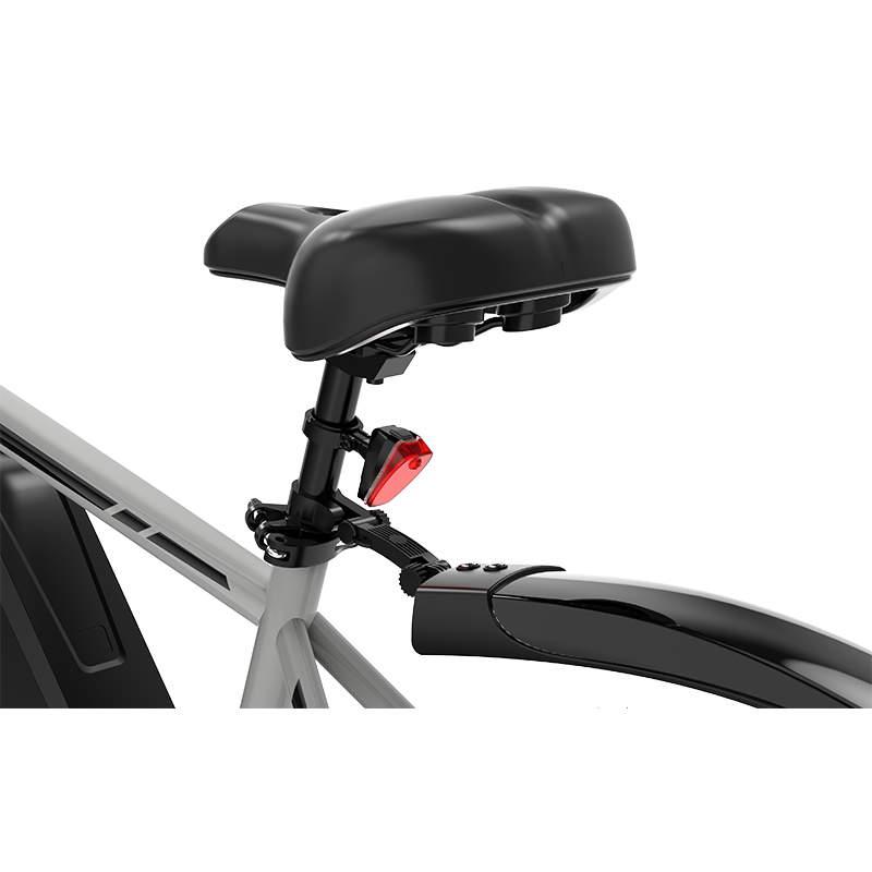 Ein schwarzer Sattel mit rotem Rücklicht und schwarzem Schutzblech an einem grauen Fahrrad.