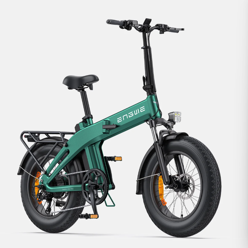 Ein grünes, faltbares Elektrofahrrad mit dickem Reifen und Gepäckträger.