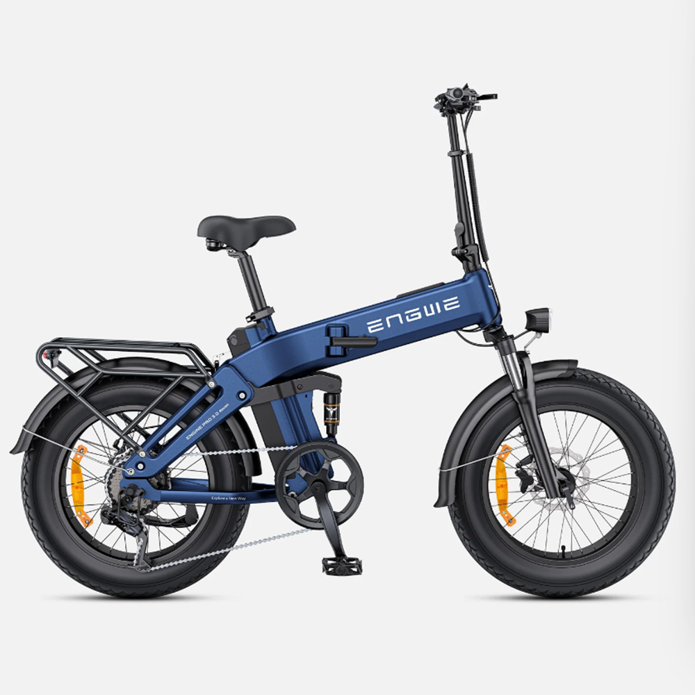 Ein blaues faltbares E-Bike mit dickem Reifen, Gepäckträger und Scheinwerfer.