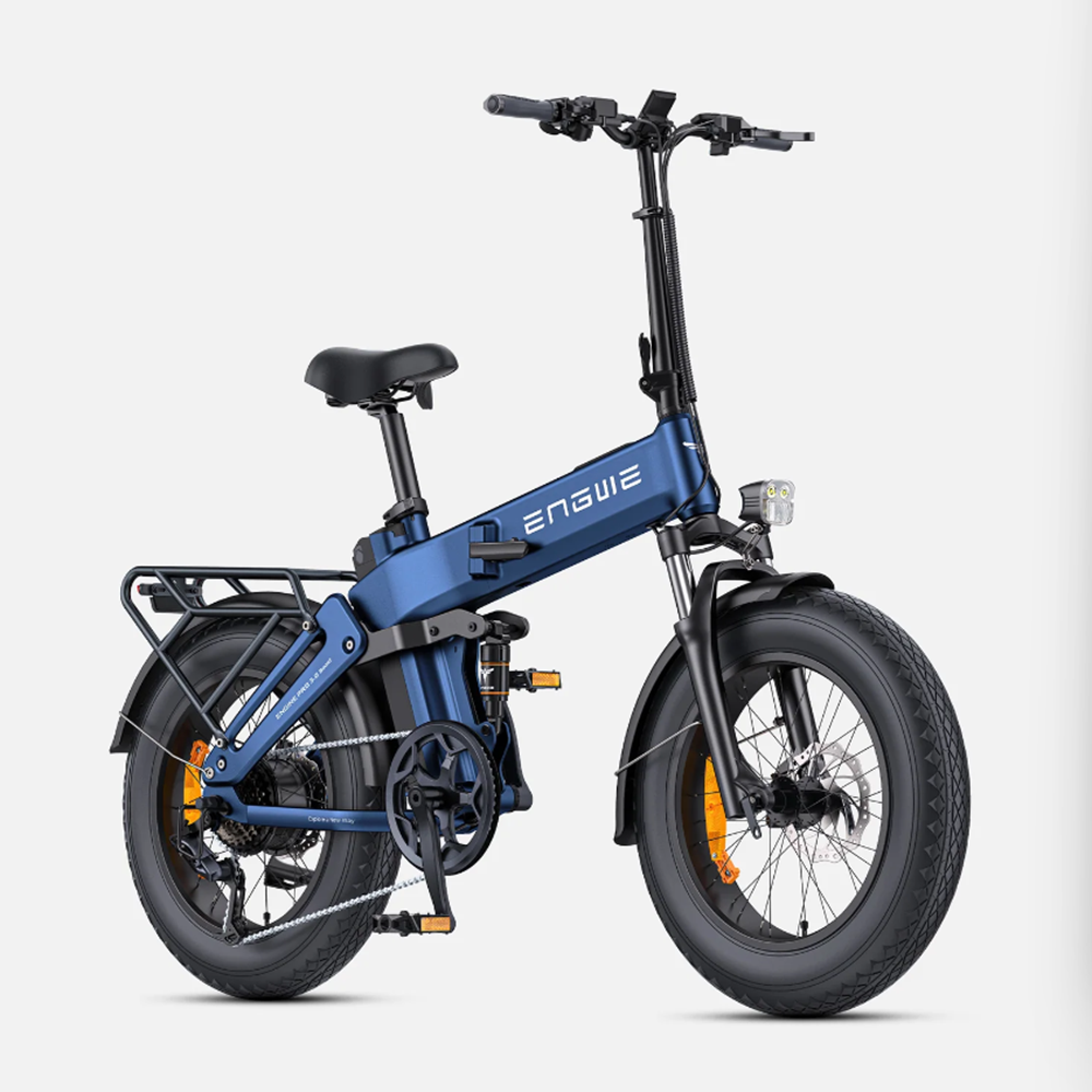 Ein faltbares blaues E-Bike mit fetten Reifen, schwarzem Sattel und Gepäckträger.