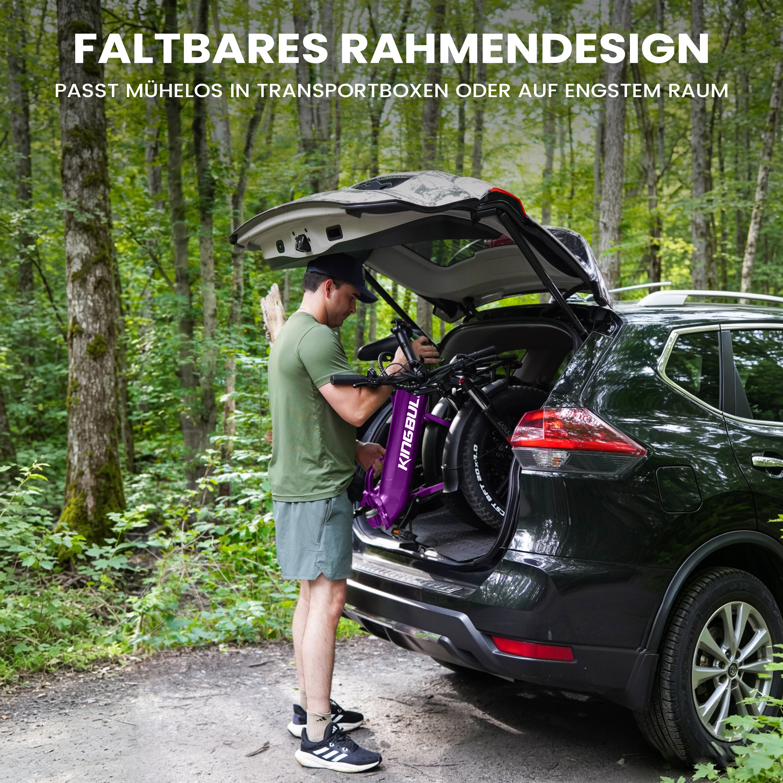 Mann lädt violettes Faltrad in dunkles Auto im Wald.
