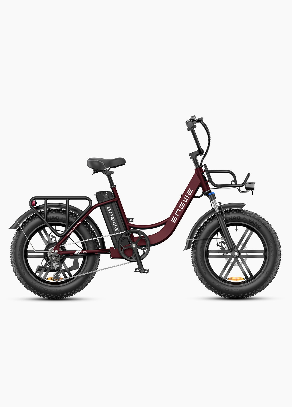 Ein burgunderrotes E-Bike mit dicken Reifen, Gepäckträgern vorne und hinten.