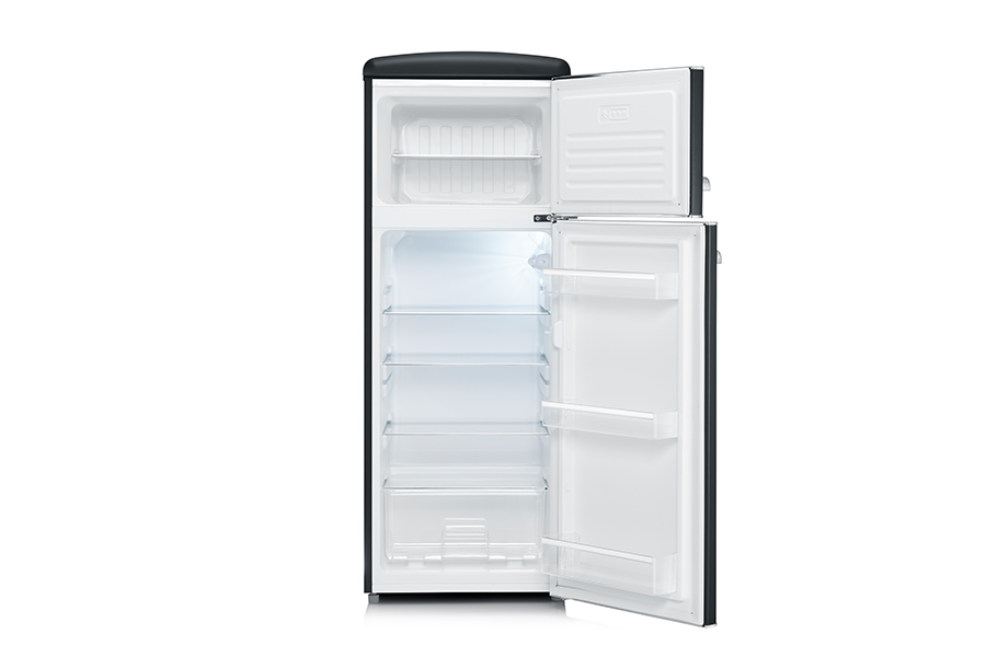 Ein offener, schwarzer Kühlschrank mit zwei Türen, leer und sauber.