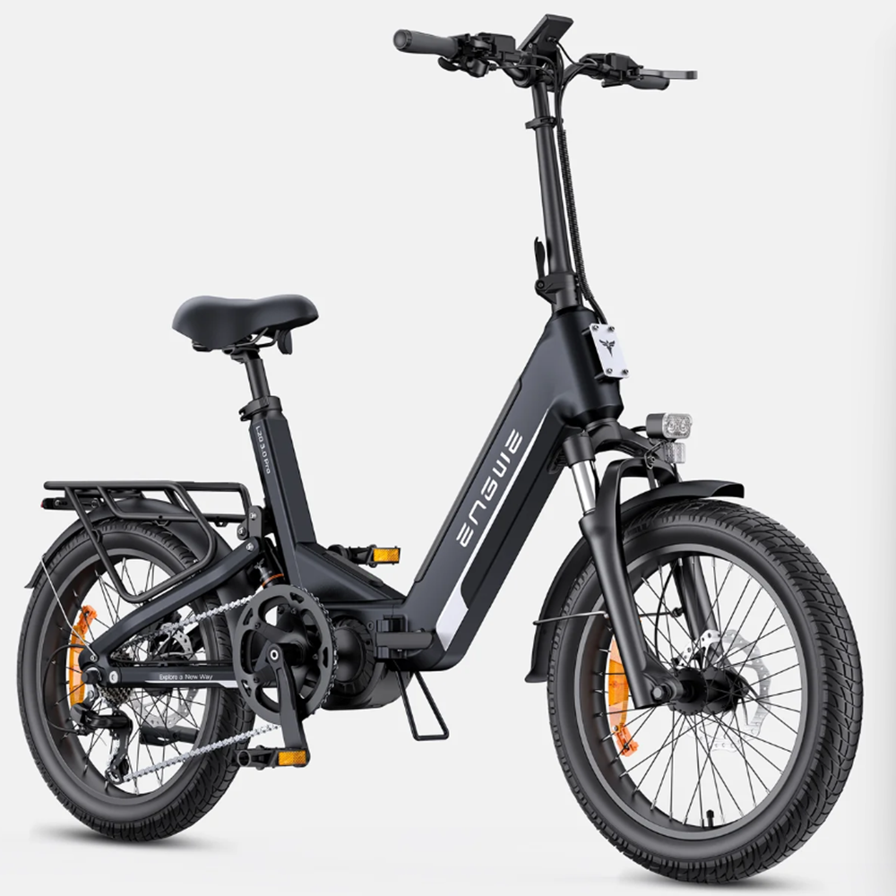 Ein schwarzes faltbares Elektrofahrrad mit Gepäckträger, Vorderlicht und breiten Reifen.