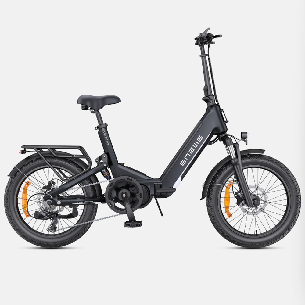 Schwarzes faltbares Elektrofahrrad mit Gepäckträger und orangefarbenen Reflektoren.