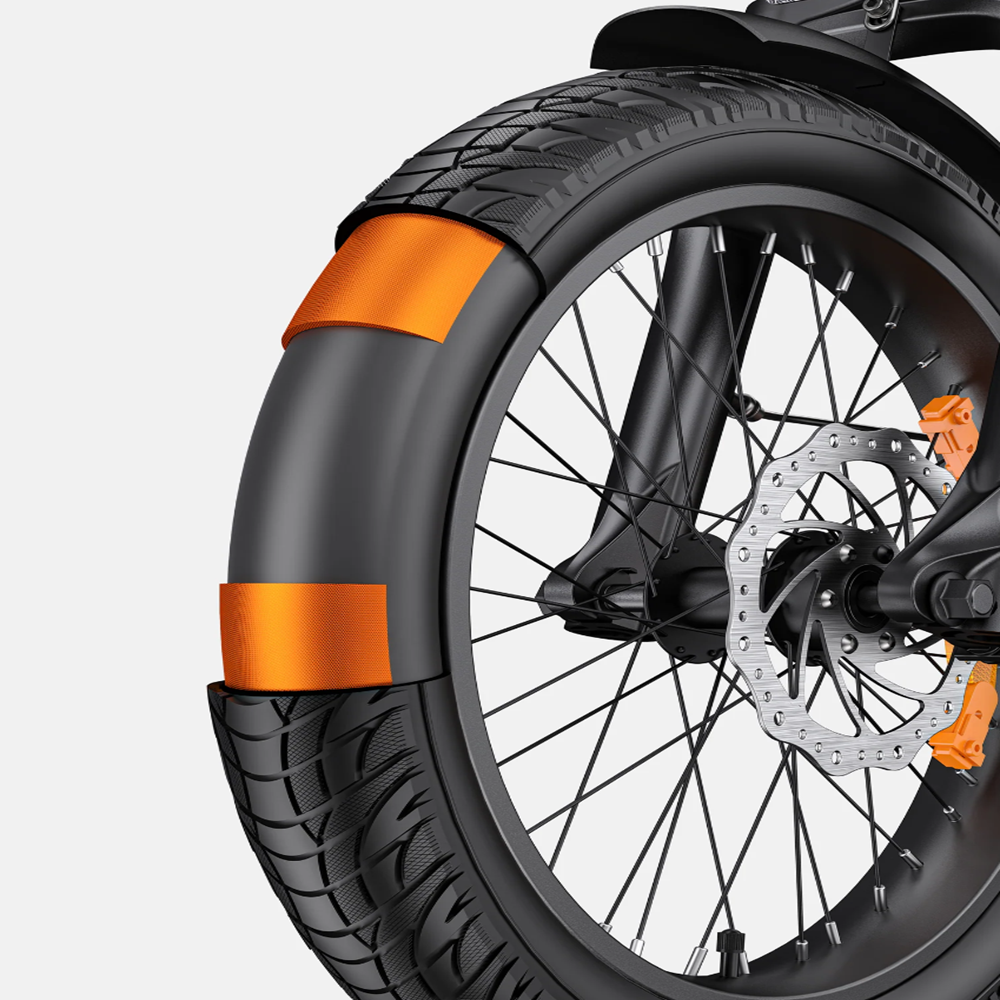 Nahaufnahme eines Fahrradrads mit schwarzem Reifen und orangefarbenen Akzenten.