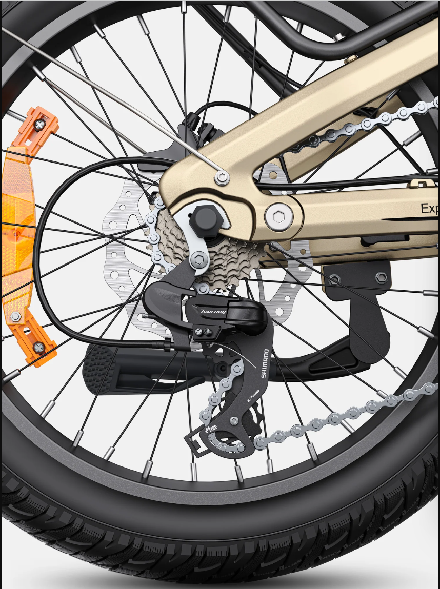 Nahaufnahme des Fahrradgetriebes mit Kette, Kassette und orangefarbenem Reflektor.