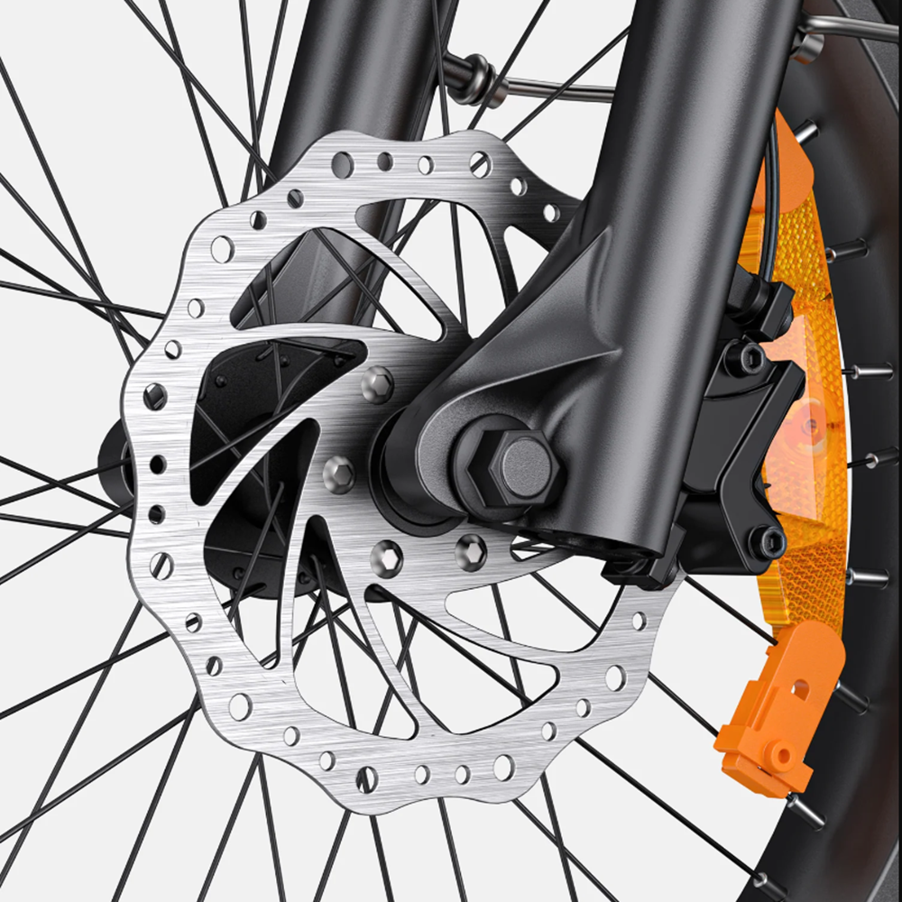 Nahaufnahme einer Fahrradscheibenbremse mit orangefarbenen Reflektoren und Gabel.