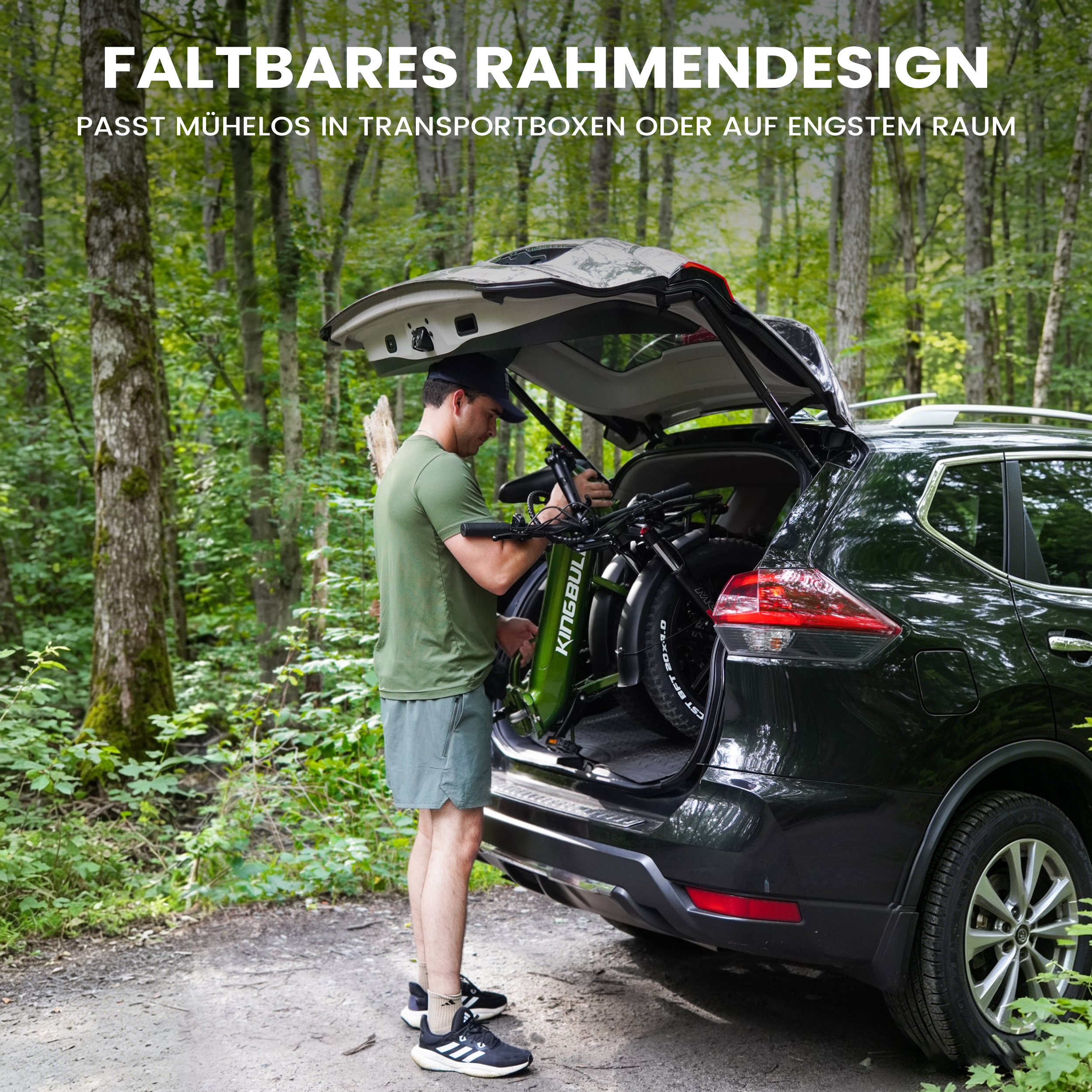 Ein Mann lädt ein grünes, faltbares Fahrrad in den Kofferraum eines Autos im Wald.