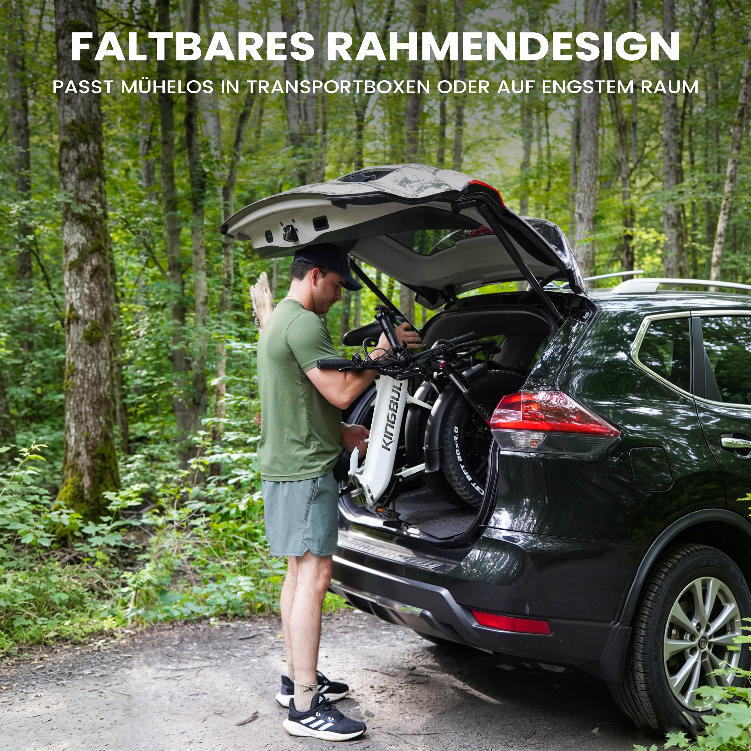 Mann packt ein weißes faltbares Fahrrad in den Kofferraum eines schwarzen Autos im Wald.