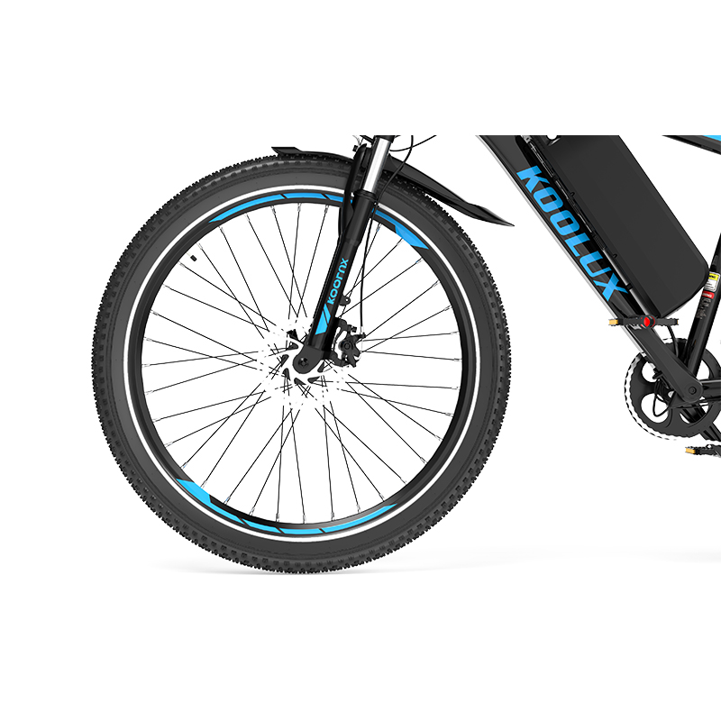 Detailansicht eines schwarzen E-Bikes: Vorderrad, Gabel, Rahmen und Batteriepack.