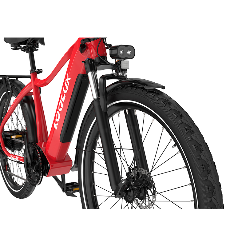 Rotes E-Bike mit schwarzen Schutzblechen, Doppelscheinwerfern und weißrandigen Reifen.