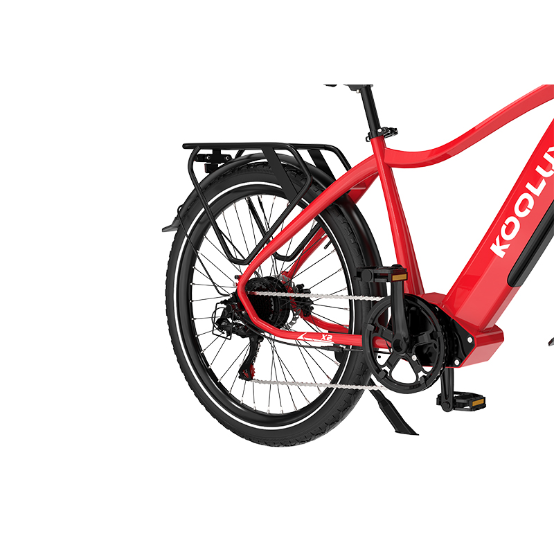 Rotes Fahrrad mit Gepäckträger, Kette und Pedalen, auf weißem Hintergrund.