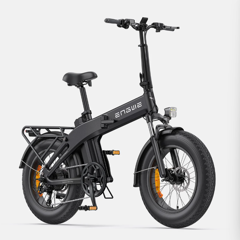 Schwarzes faltbares E-Bike mit breiten Reifen, Gepäckträger und Scheinwerfer.