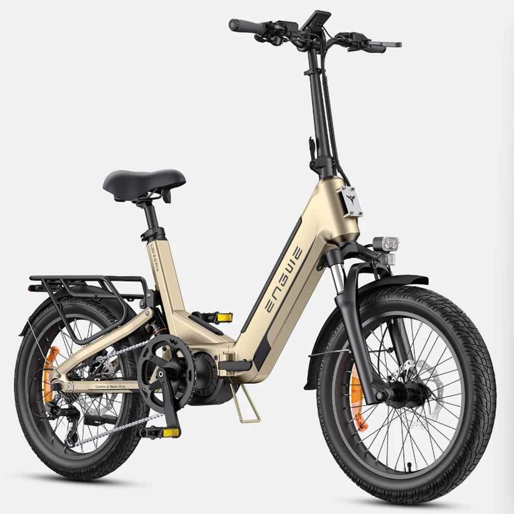 Ein goldfarbenes Elektrofahrrad mit breiten Reifen und Gepäckträger.