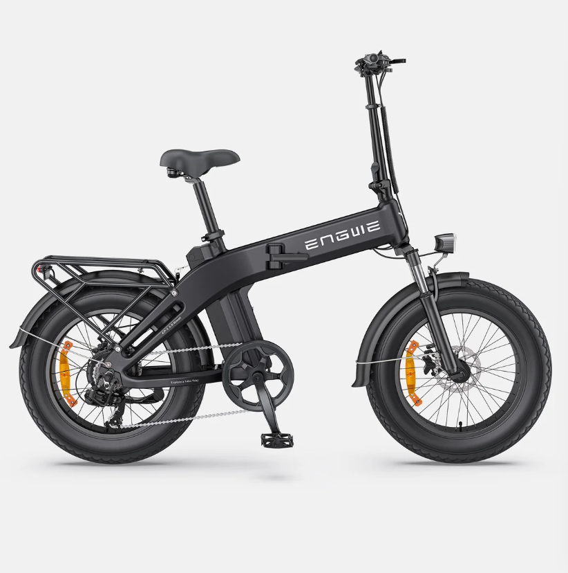 Schwarzes faltbares E-Bike mit Gepäckträger, breiten Reifen und Scheinwerfer.