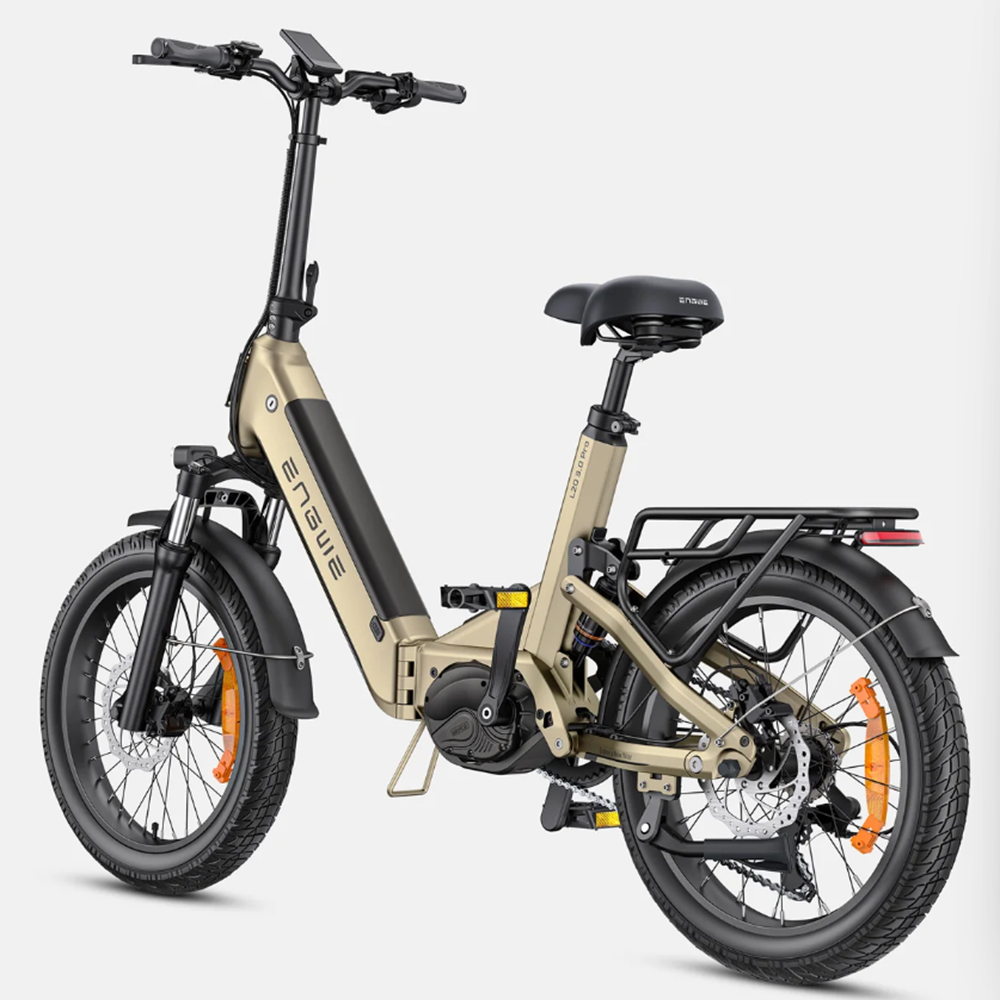 Ein sandfarbenes E-Bike mit schwarzem Sattel, Gepäckträger und breiten Reifen.