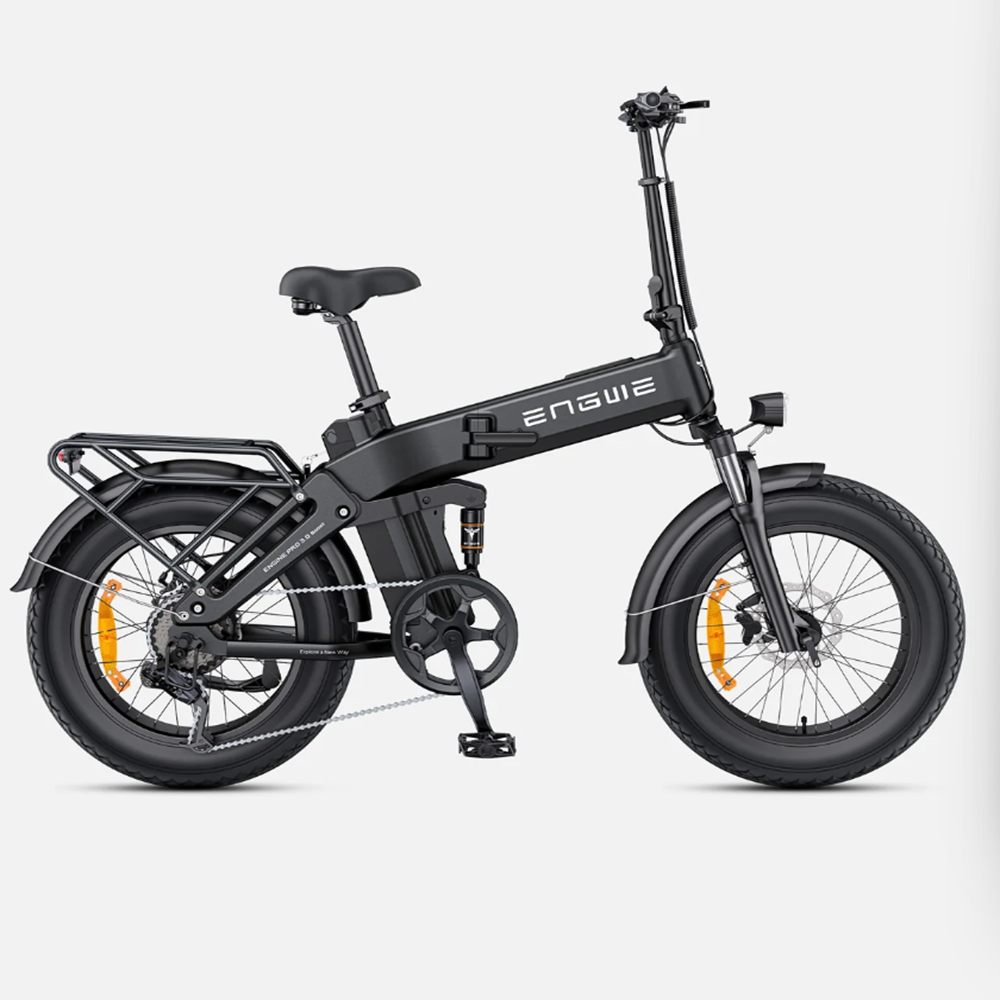 Ein schwarzes faltbares Elektrofahrrad mit breiten Reifen, Gepäckträger und Federung.