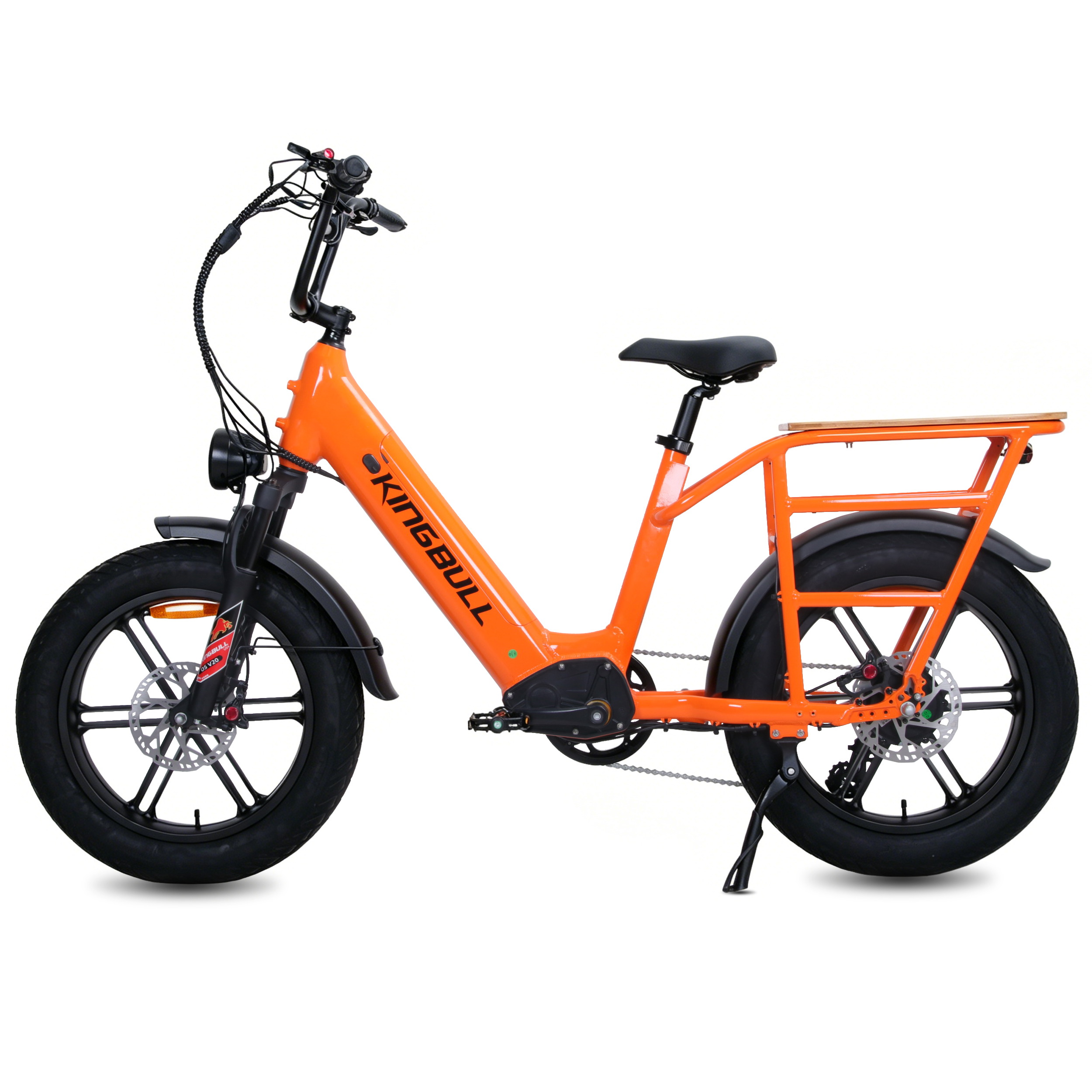 Ein leuchtend orangefarbenes E-Bike mit breiten Reifen und einem Gepäckträger.