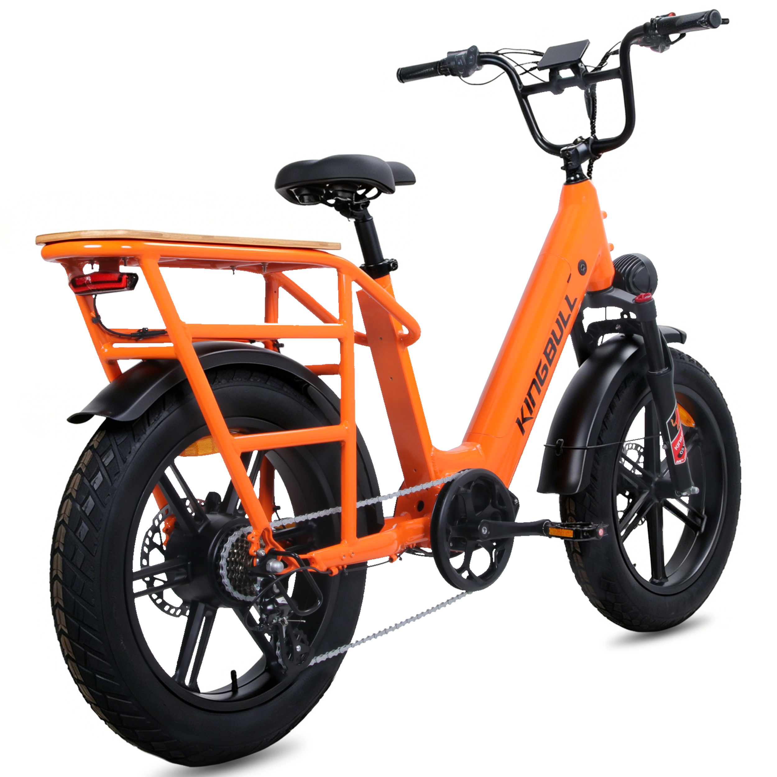 Orange E-Bike mit breiten Reifen, Gepäckträger hinten und Holzplatte.