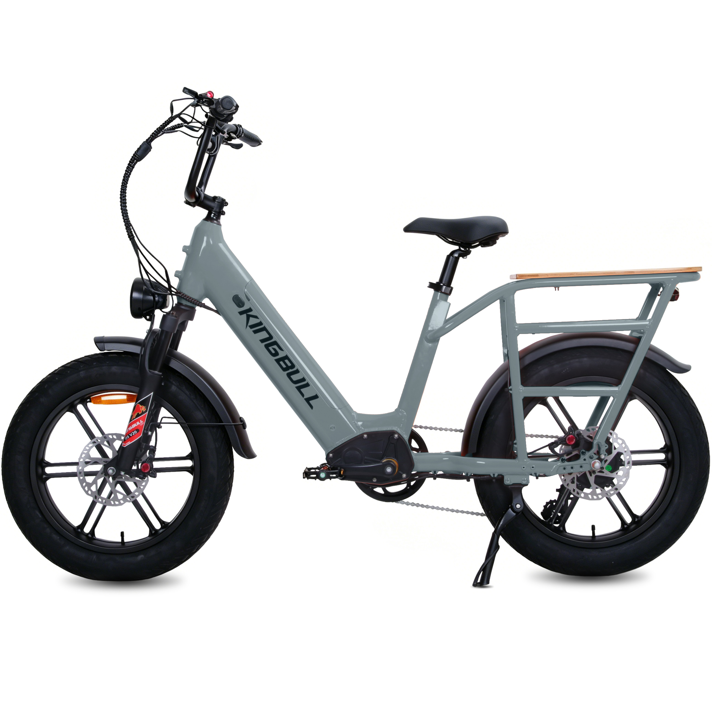 Graues E-Bike mit breiten Reifen, Gepäckträger und Holzplattform. Weißer Hintergrund.