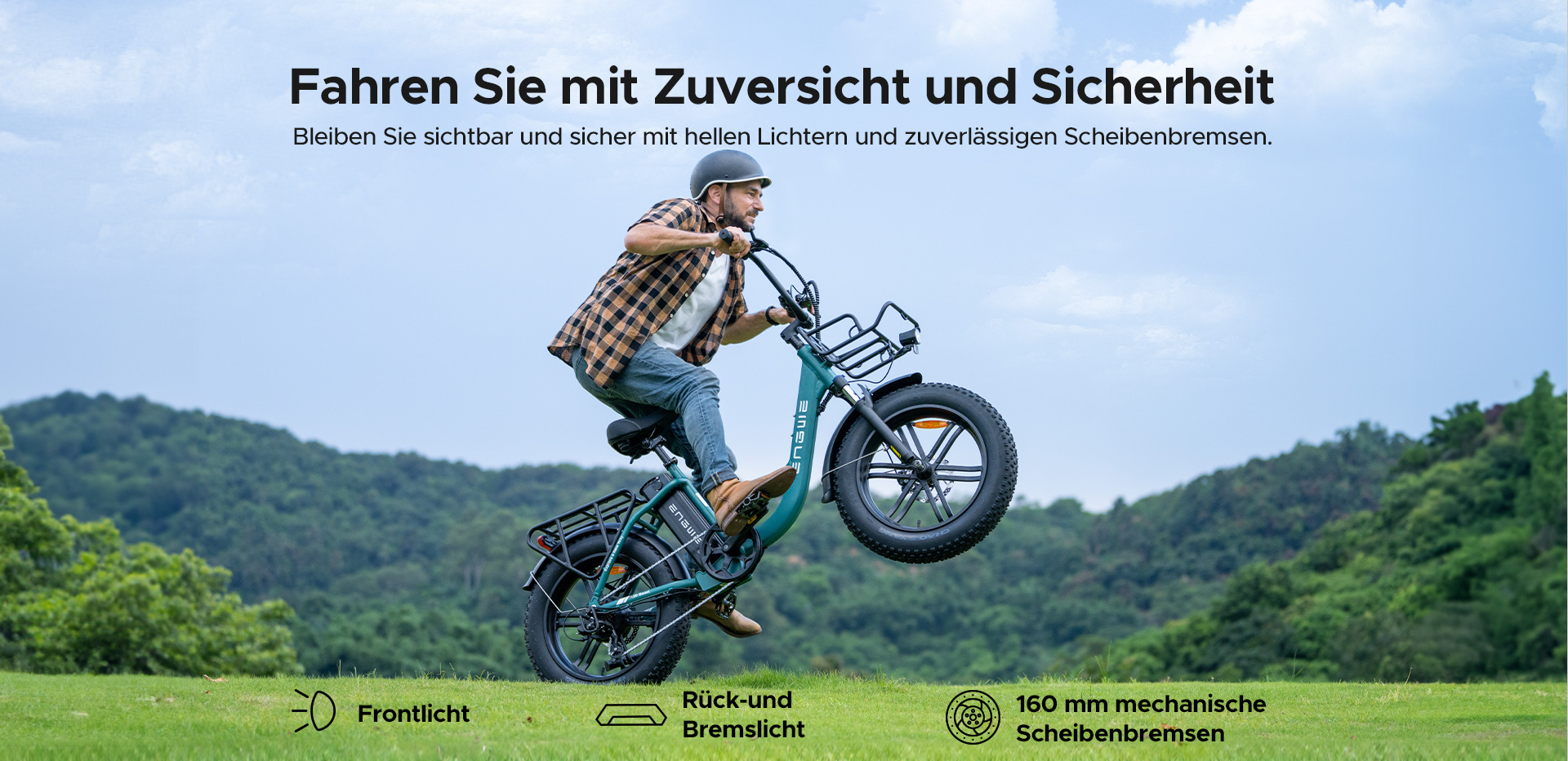 Mann fährt E-Bike im Freien, hebt Vorderreifen an. Mit Text über Lichter und Bremsen.