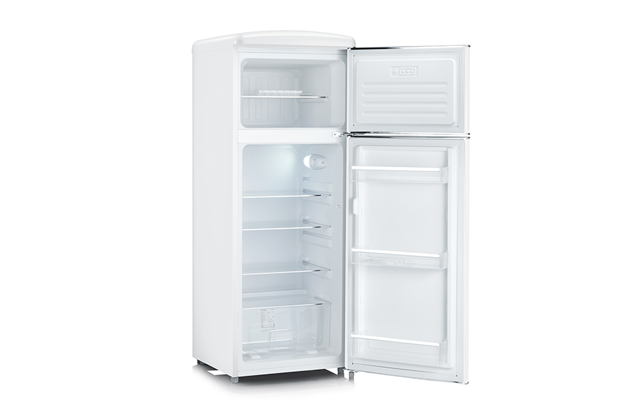 Un frigorifero bianco con la porta aperta, che mostra gli scaffali all'interno.