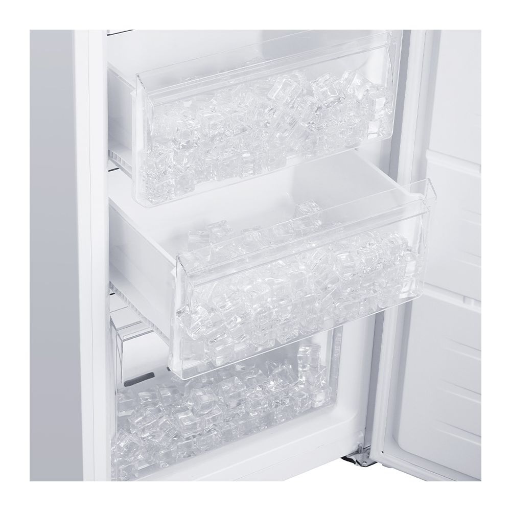 Scomparti del congelatore riempiti di cubetti di ghiaccio.
