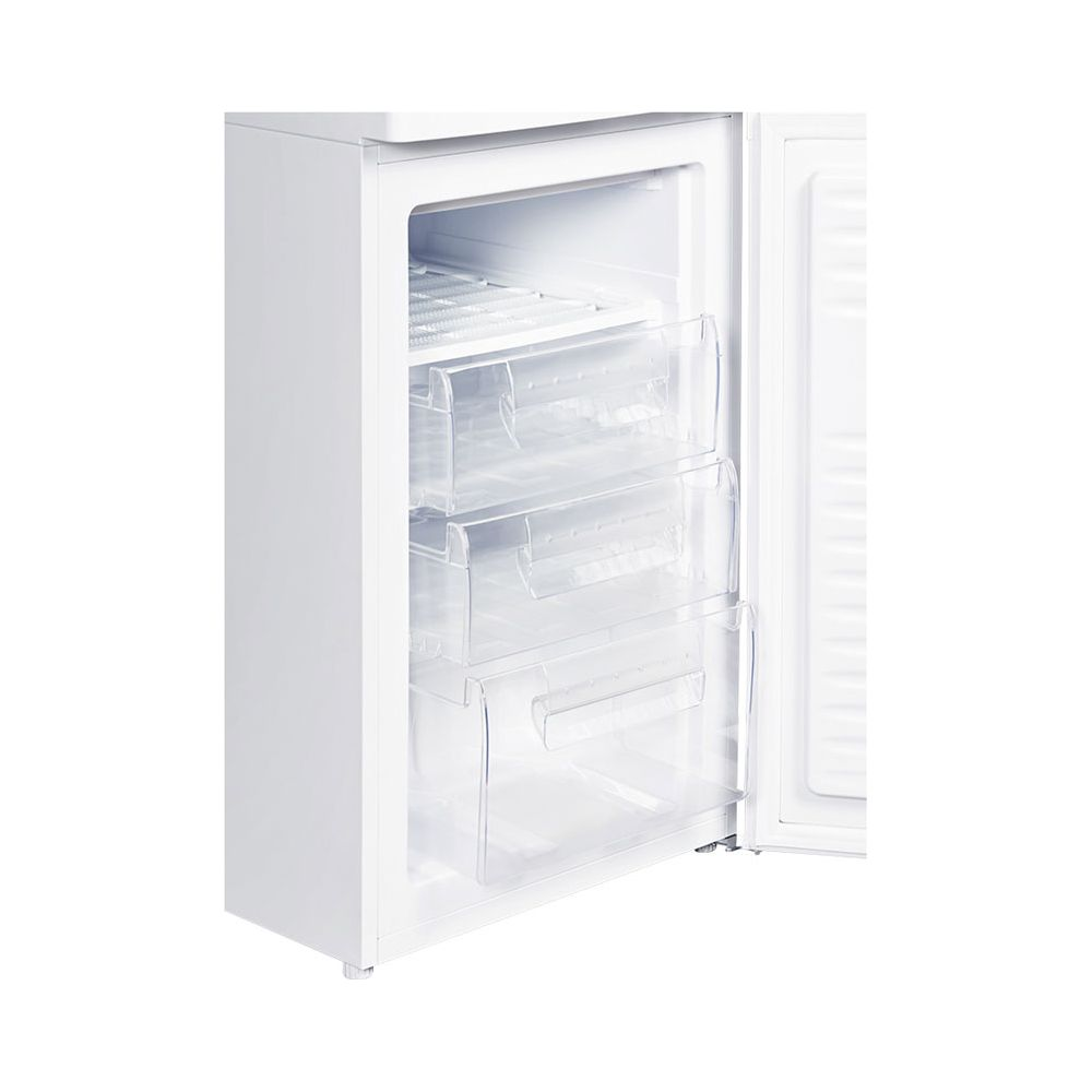 Ein weißer Kühlschrank mit drei durchsichtigen Schubladen und einem Fach.