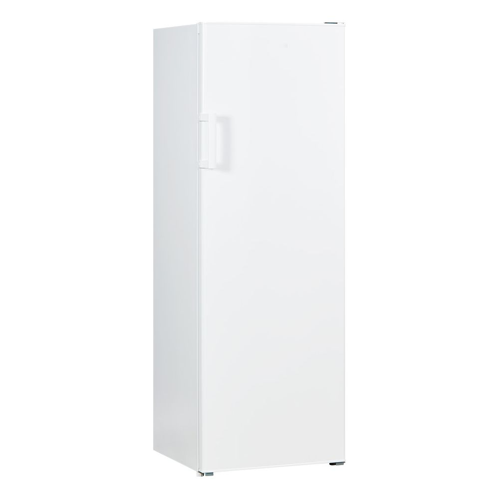 Un frigorifero bianco e alto su sfondo bianco.