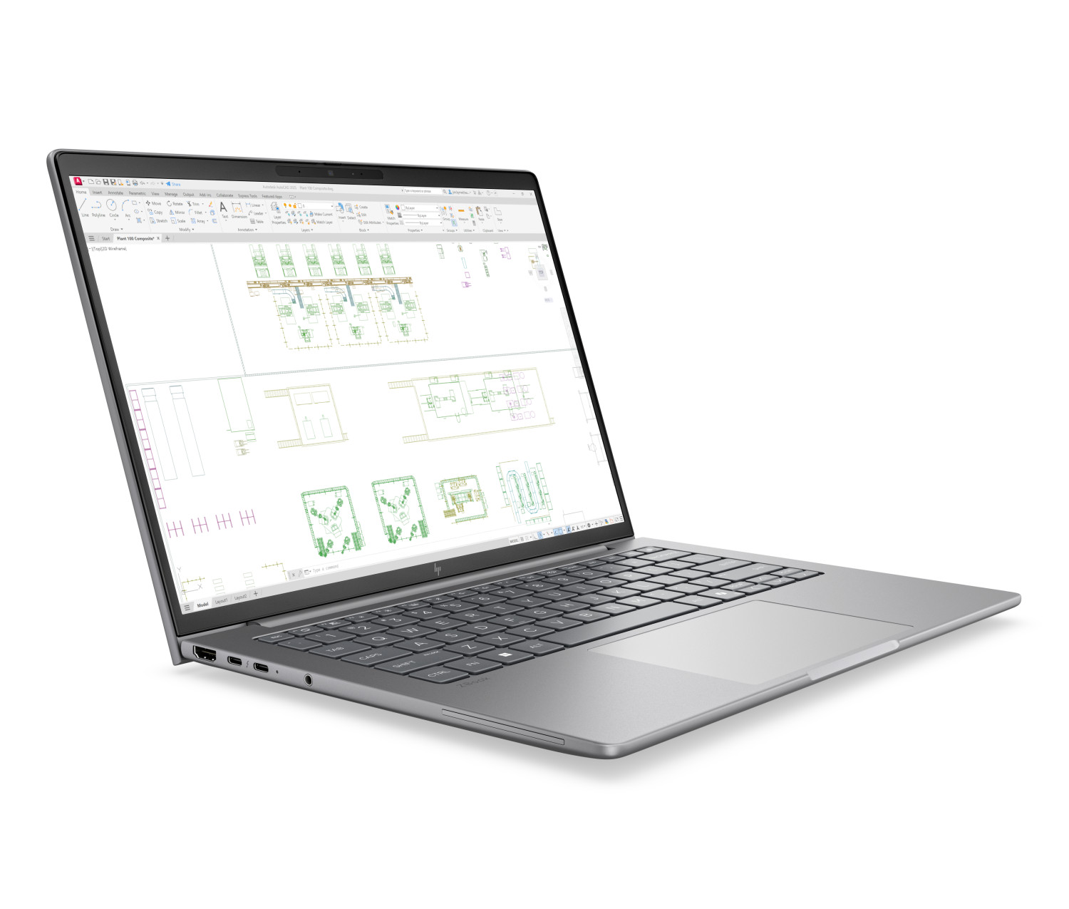 Un laptop argento visualizza un progetto tecnico sul suo schermo.