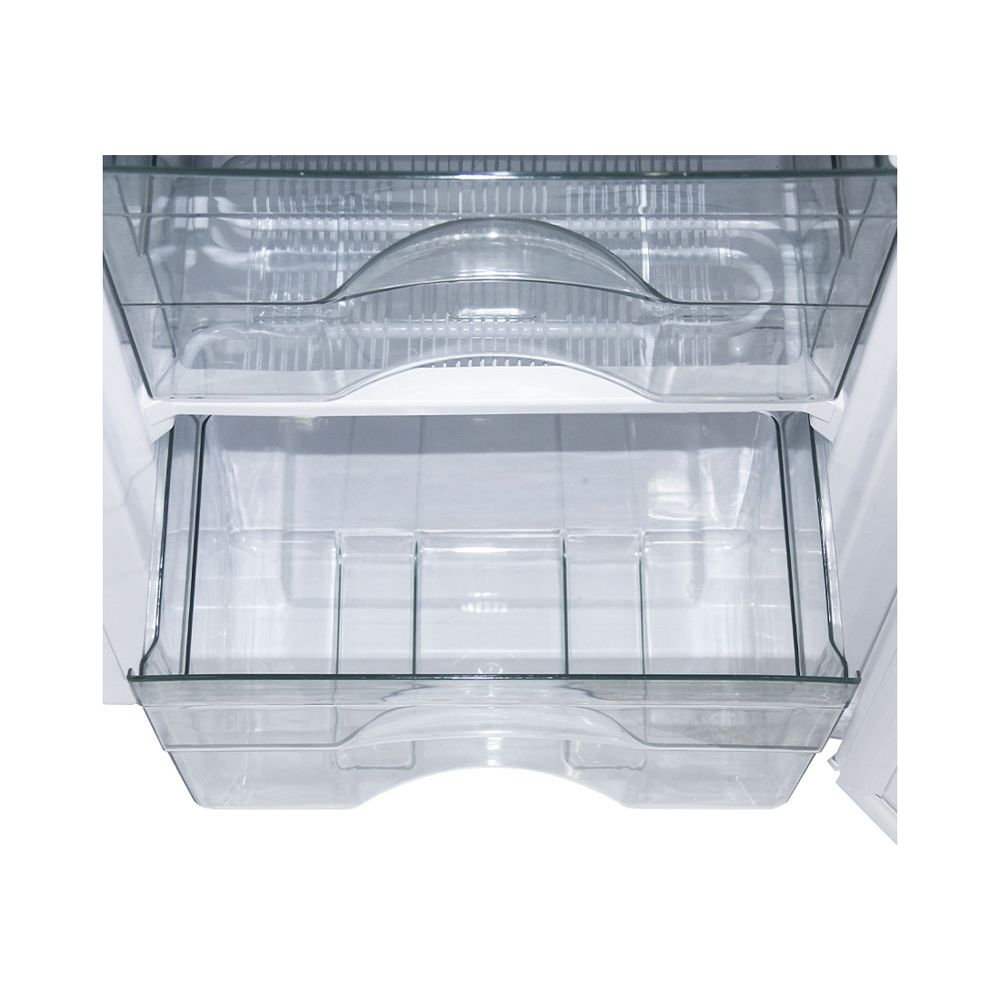 Ein transparenter Kühlschrankbehälter mit Fächern und einem gebogenen Griff.