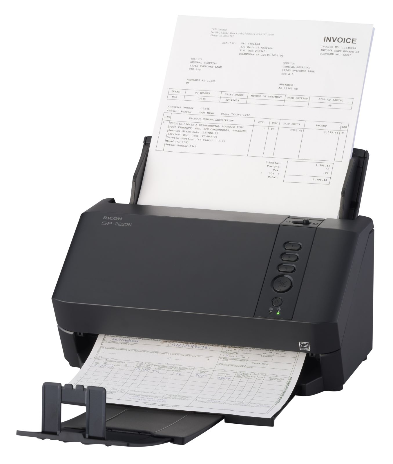 Ein schwarzer Ricoh SP-2230N Scanner mit einem Dokument, das hineingeschoben wird.
