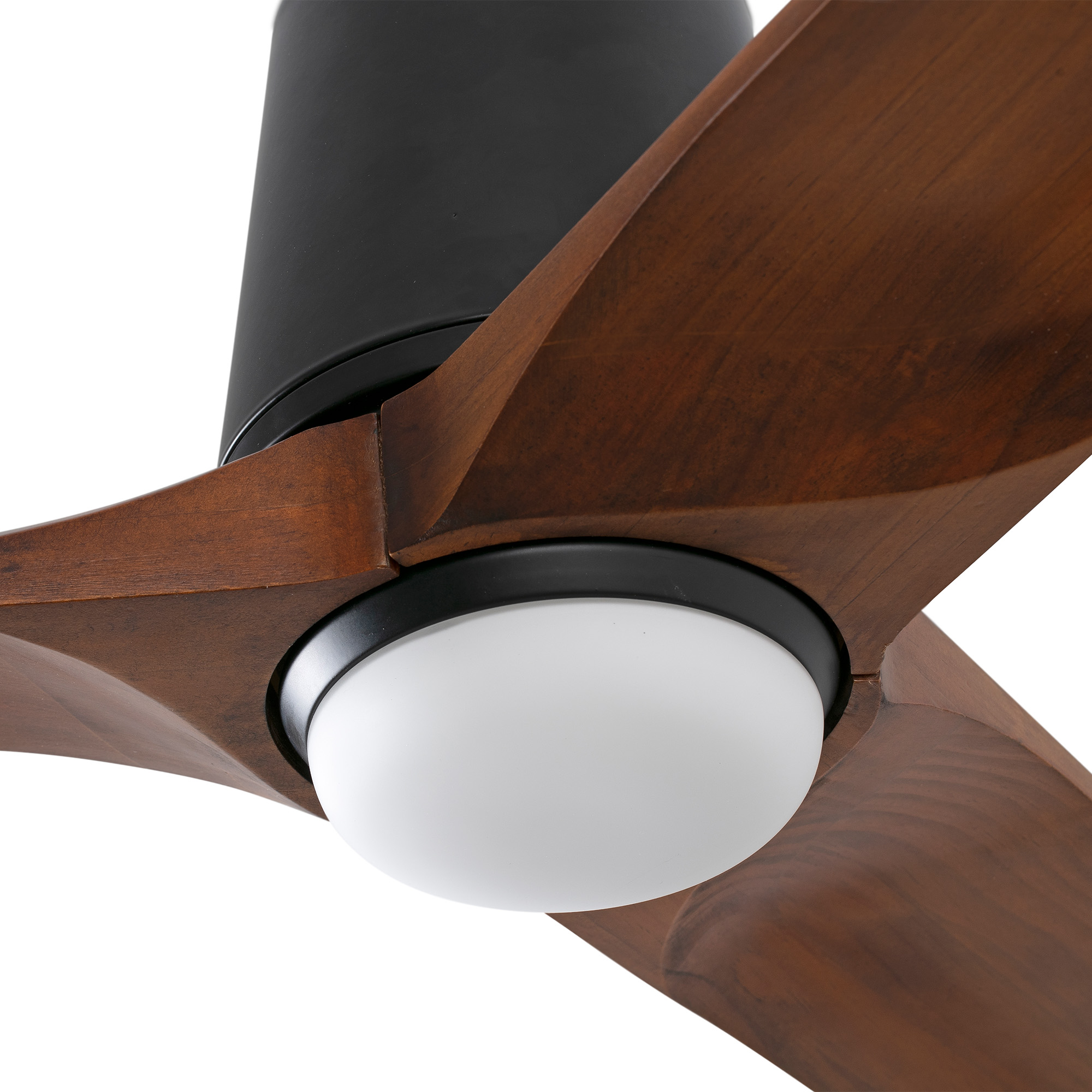 Nahaufnahme eines Deckenventilators mit schwarzen Metallteilen und braunen Holzflügeln.