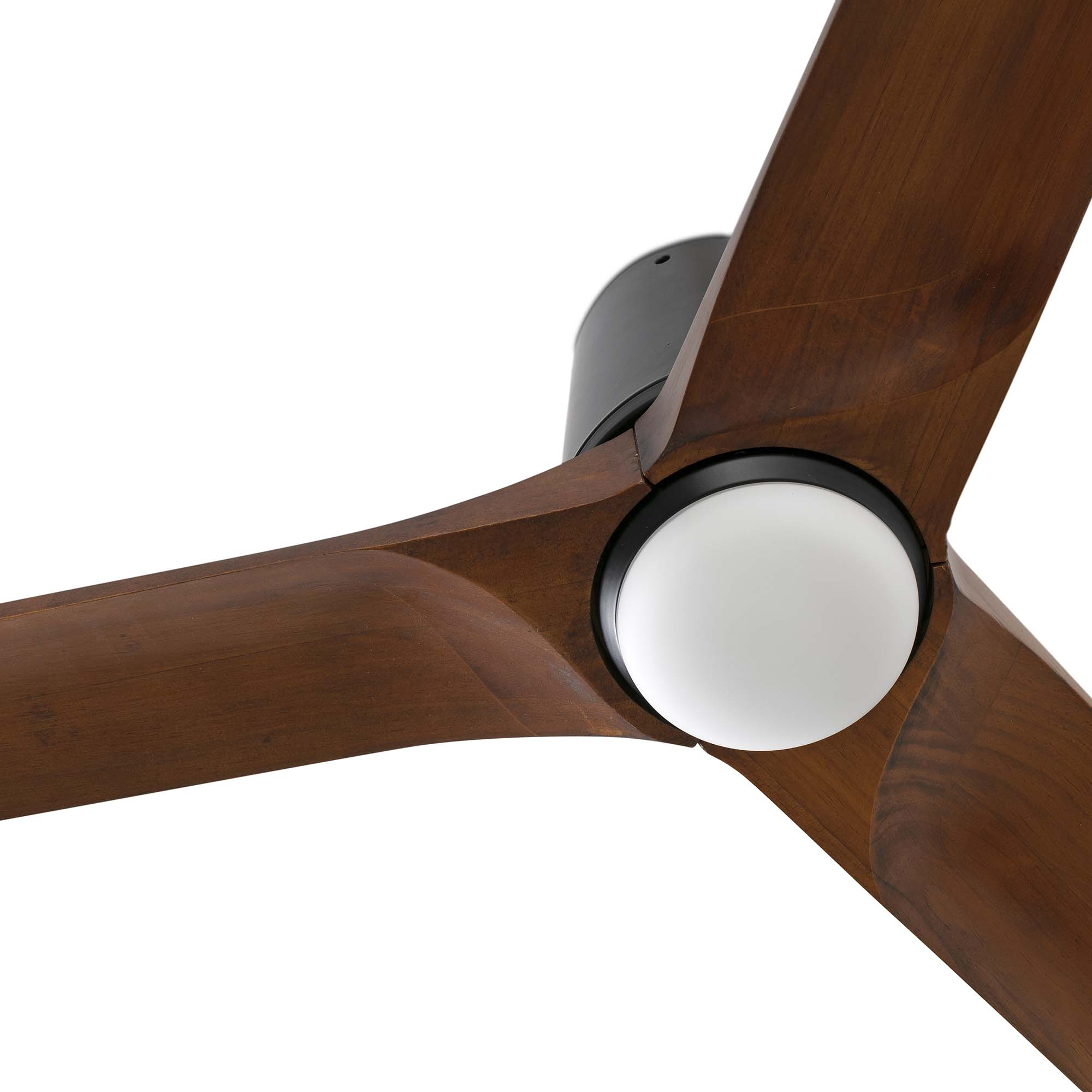 Deckenventilator mit Holzlaminatblättern und integrierter Lampe auf weißem Hintergrund.