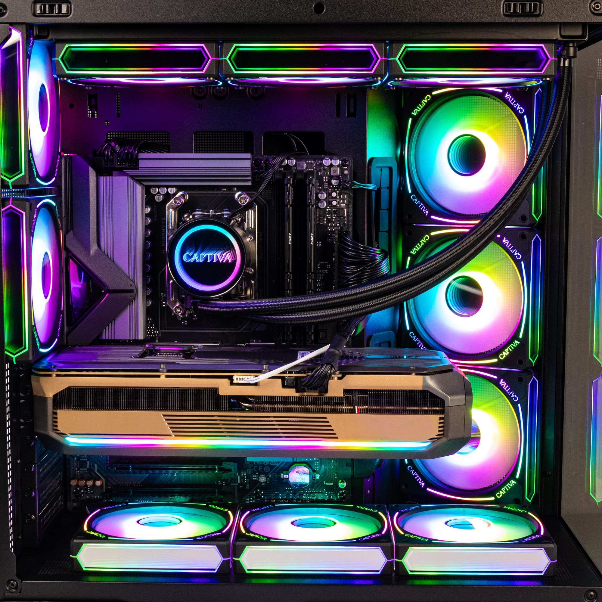 Un case per PC con ventole e componenti illuminati. Illuminazione RGB.