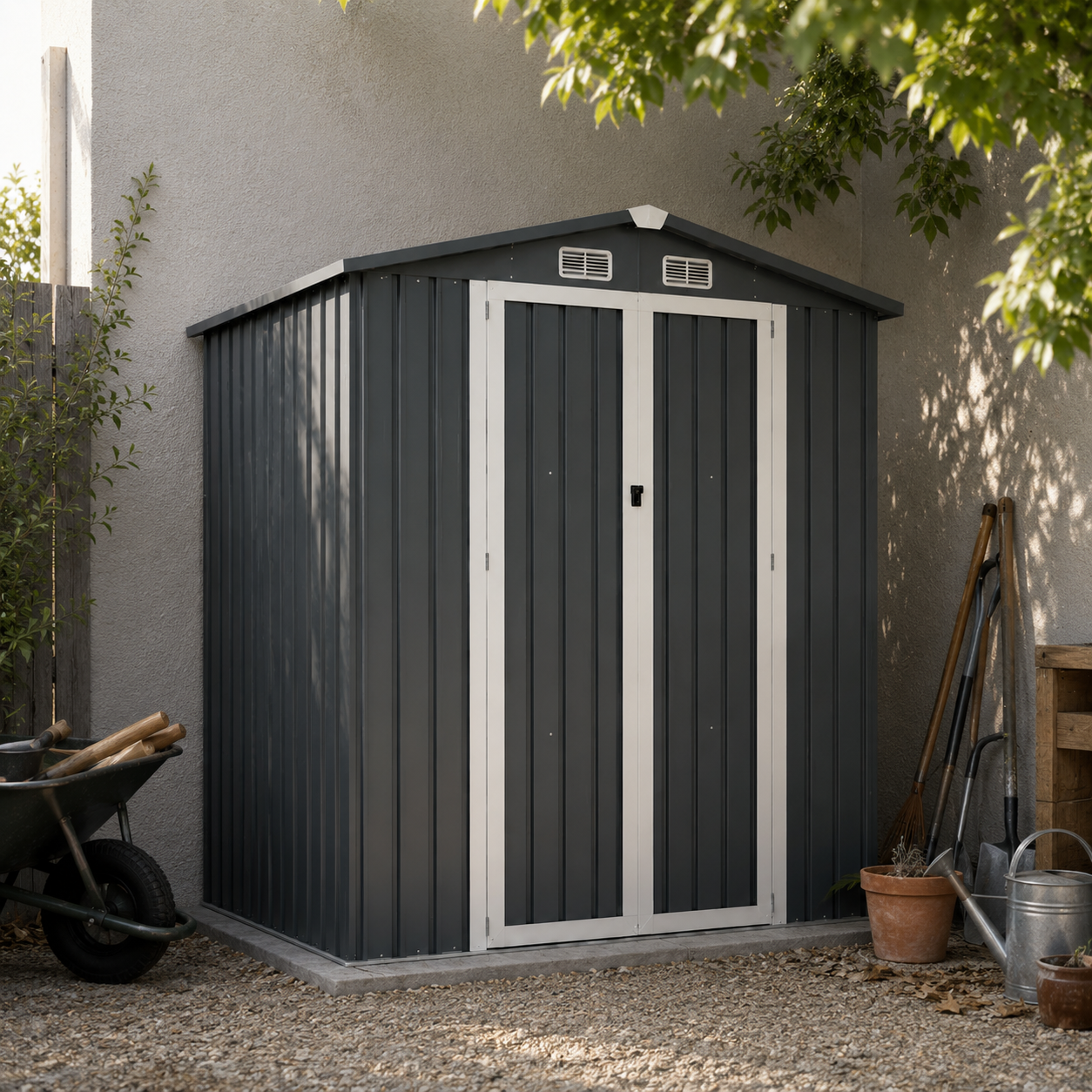 Cobertizo de jardín gris oscuro con puertas blancas, carretilla y herramientas de jardín.