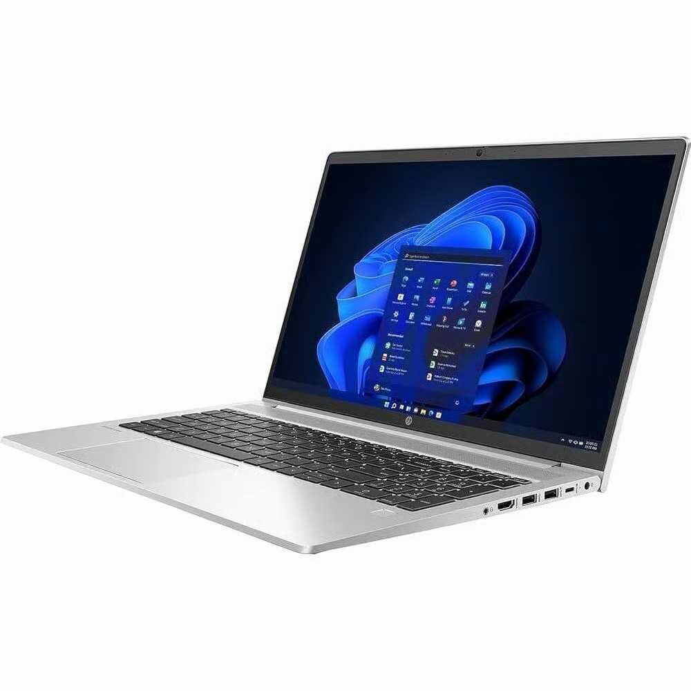 Ein silberner Laptop mit beleuchteter Tastatur und Windows 11 auf dem Bildschirm.