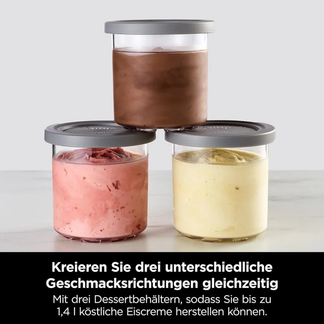 Drei Eisbehälter: Schoko, Erdbeer und Vanille, gestapelt.