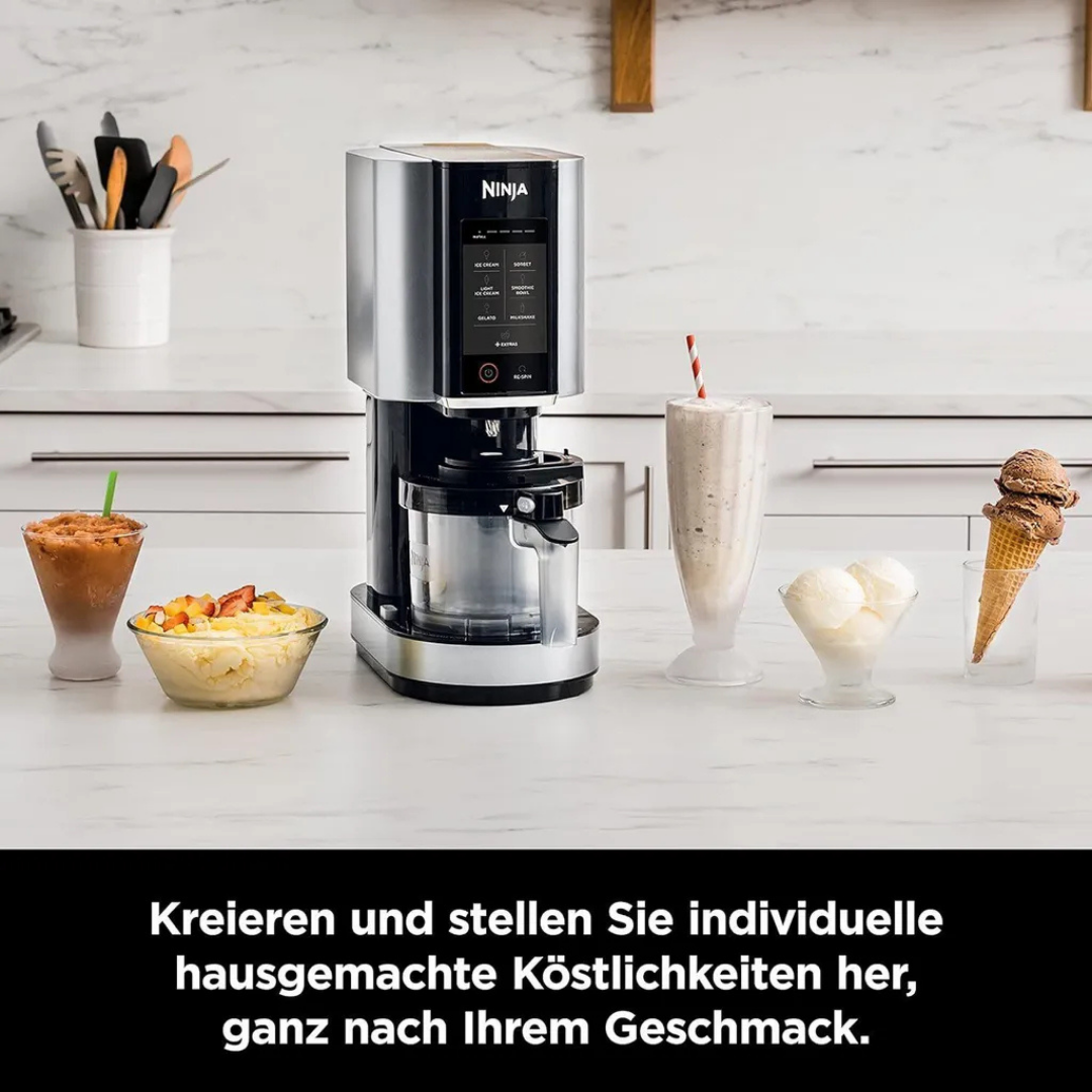Ein Ninja Eisbereiter steht neben Eiscreme, Obst und Milchshakes.