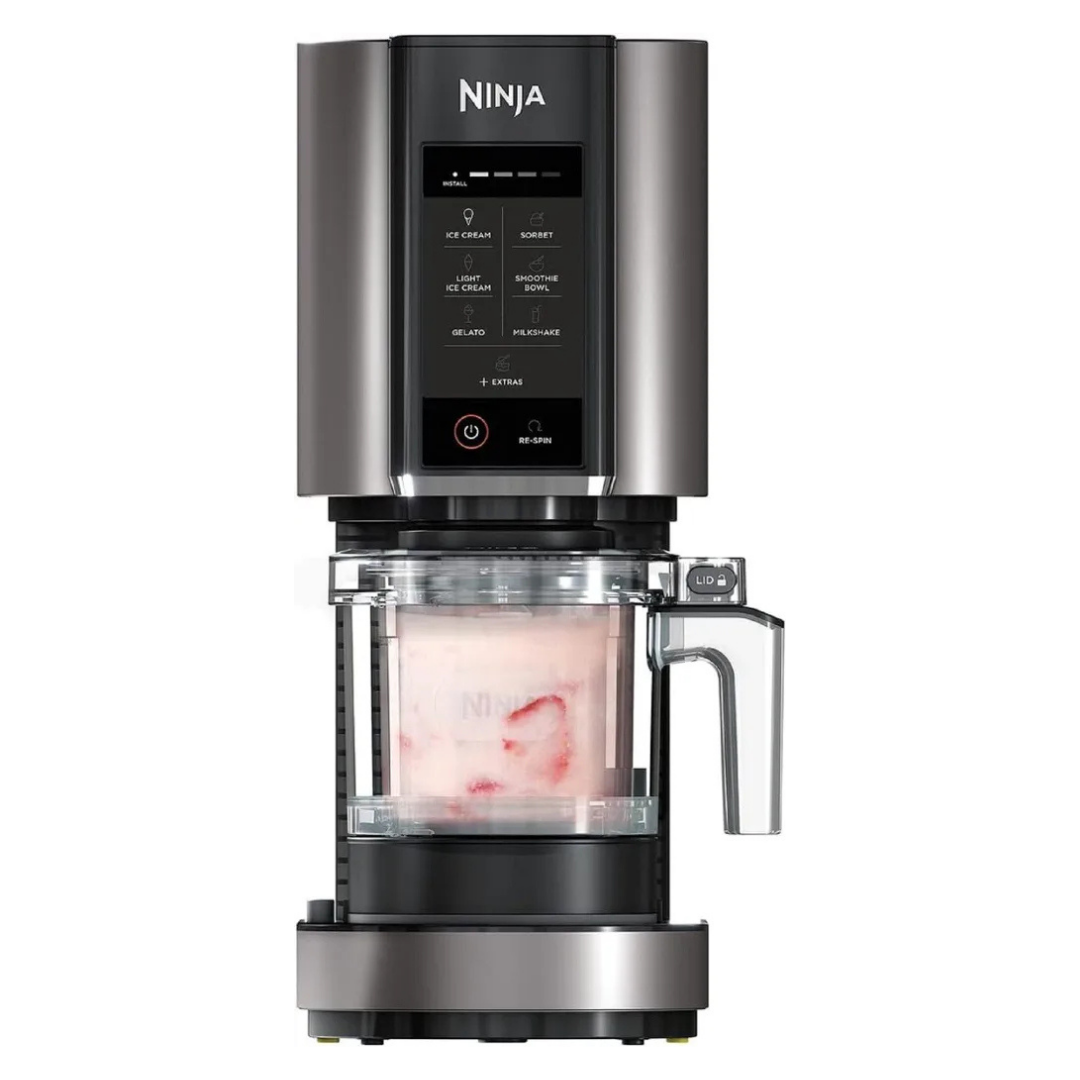 Ein Ninja Eismaschine mit gefrorenem Dessert im Behälter, silberfarben.