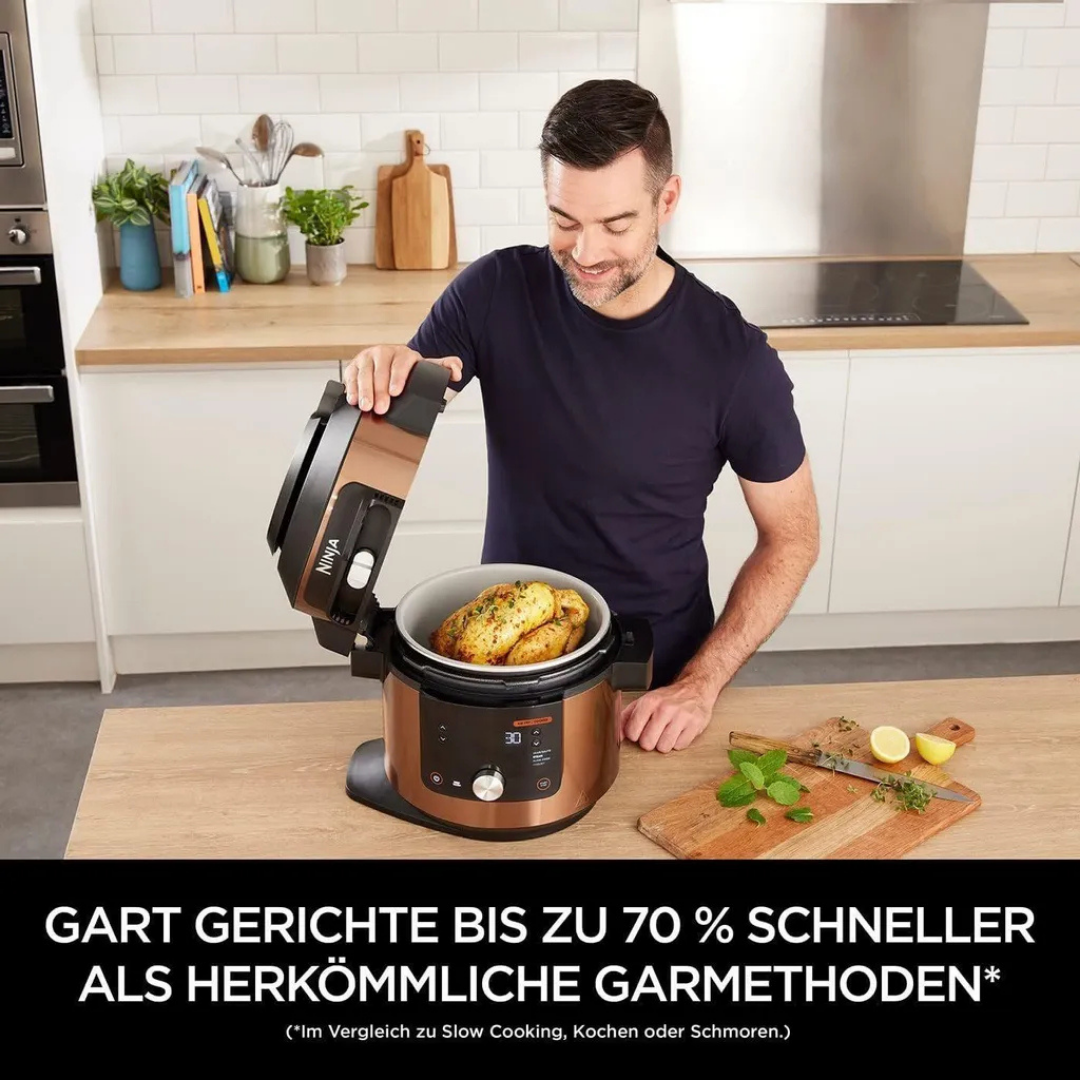 Mann öffnet Kochtopf mit gebratenem Huhn, daneben Kräuter und Zitrone.