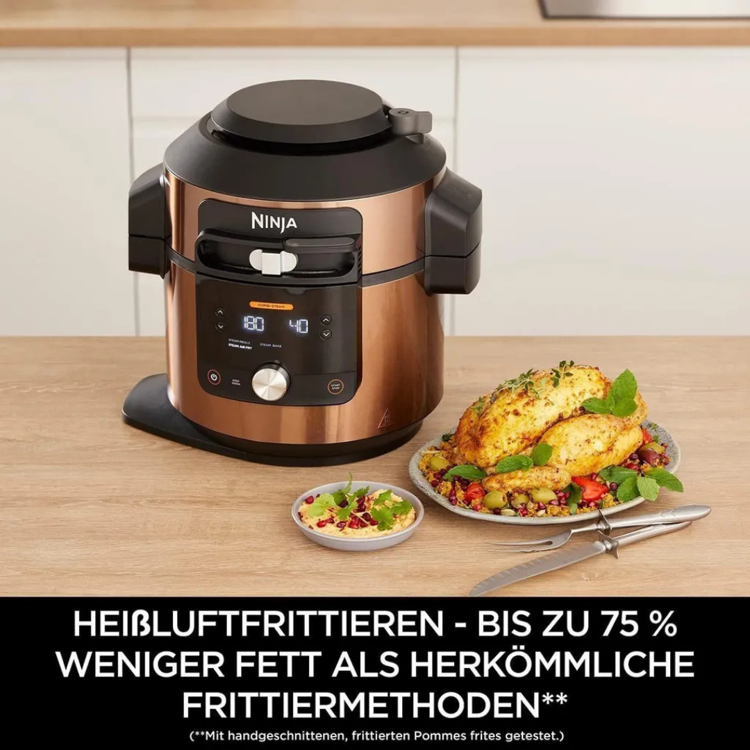 Ein Ninja Heißluftfritteuse mit gebratenem Huhn und Beilagen.